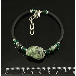 Браслет цоизит нат., галтовка и шарик, +хрусталь, на струнке