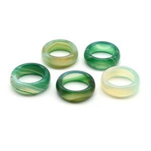 Кольцо широкое цельное из агата тонированного ширина 8-9мм цвет зеленый