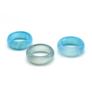 Кольцо широкое цельное из агата тонированного ширина 8-9мм цвет голубой