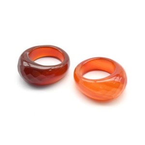 Перстень из агата с гранями ширина 14-15мм цвет оранжевый.
