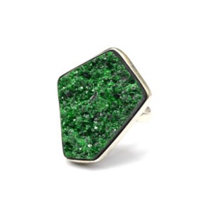 Кольцо из уваровита 21*27мм.