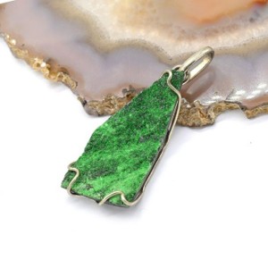 Кулон из уваровита 18*37мм.