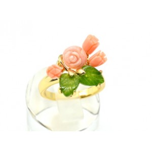 Кольцо с резным камнем из коралла и нефрита