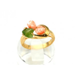 Кольцо с позолотой "Три розы" из коралла с нефритом