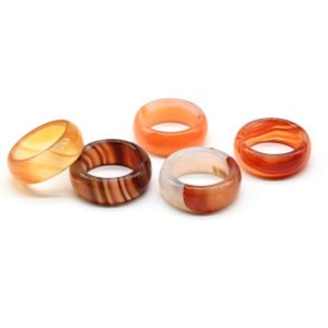 Кольцо широкое цельное из сердолика светлого ширина 9-10мм