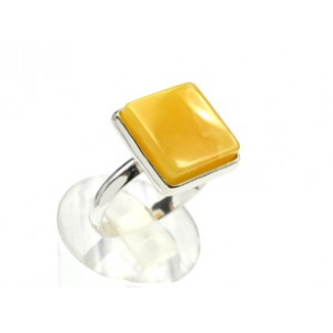 Кольцо с янтарём в посеребрении квадрат 17мм цвет медово-молочный (иск.)