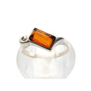 Кольцо посеребренное с янтарём прямоугольник 6*10мм цвет коньячный