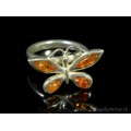 Кольцо посеребренное с янтарём бабочка 24*15мм св.коньячный. (иск.)