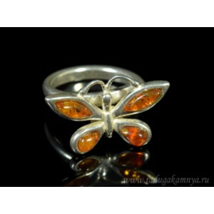Кольцо посеребренное с янтарём бабочка 24*15мм св.коньячный. (иск.)