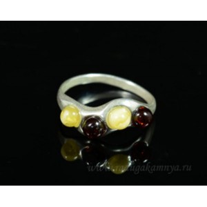 Кольцо с янтарём в посеребрении волна молочный, коньячный (иск.) Кольцо с янтарём в посеребрении волна молочный, коньячный (иск.)