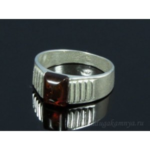 Кольцо с янтарём в посеребрении прямоугольник 6*8мм коньячный (иск.)