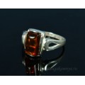 Кольцо с янтарём в посеребрении прямоугольник 8*12мм коньячный (иск.)