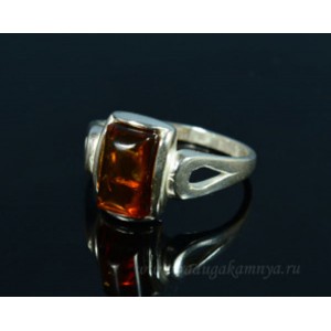 Кольцо с янтарём в посеребрении прямоугольник 8*12мм коньячный (иск.)