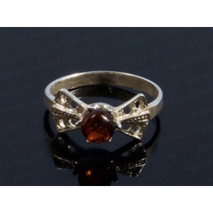 Кольцо с янтарём в посеребрении "бантик" коньячный (иск.) Кольцо с янтарём в посеребрении "бантик" коньячный (иск.)