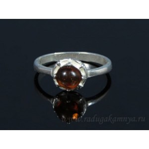 Кольцо с янтарём в посеребрении круг 8мм коньячный (иск.)
