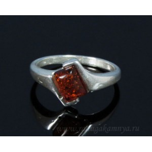 Кольцо с янтарём в посеребрении прямоугольник коньячный (иск.)