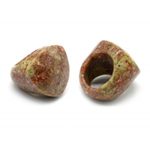 Кольцо перстень Треугольник 30*30мм из яшмы с гранями