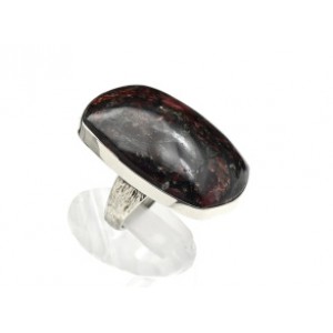 Кольцо из эвдиалитом "Прямоугольник" 28*33мм