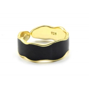 Кольцо модное с эмалью черной, золотистое (иск.)