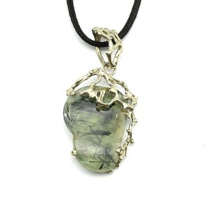 Кулон пренит 25*39мм. Кулон пренит 25*39мм.