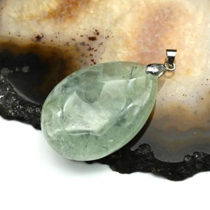 Кулон из пренита "Капля" 26*34мм, вес 13,2г Кулон из пренита "Капля" 26*34мм, вес 13,2г