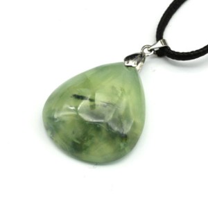 Кулон из пренита "Капля" 24*29мм, вес 9,4г Кулон из пренита "Капля" 24*29мм, вес 9,4г