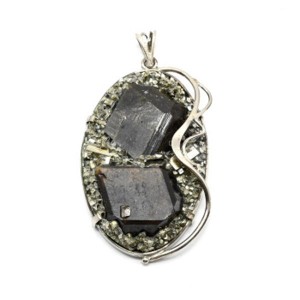 Кулон из граната и пирита 36*62мм.