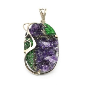 Кулон из аметиста, уваровита и пирита 28*44мм.