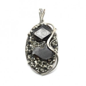 Кулон из граната и пирита 32*56мм. Кулон из граната и пирита 32*56мм.