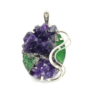 Кулон из аметиста, уваровита и пирита 33*42мм.