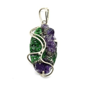 Кулон из аметиста, уваровита и пирита 23*40мм.
