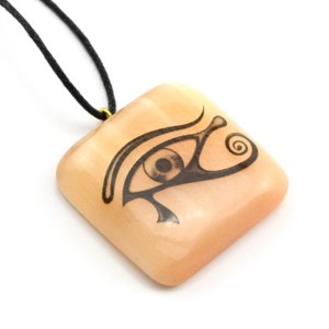 Кулон из селенита "Глаз Ра №1" квадрат 35*35мм, на шнурке