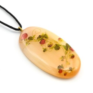 Кулон из селенита "Земляничка" овал 28*50мм, на шнурке