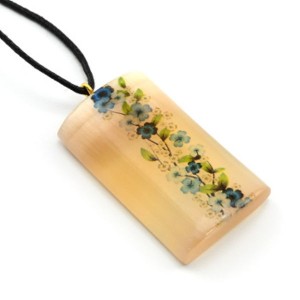 Кулон из селенита "Цветы №15" прямоугольный 25*42мм, на шнурке