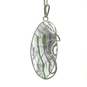 Кулон из флюорита 25*55мм. Кулон из флюорита 25*55мм.