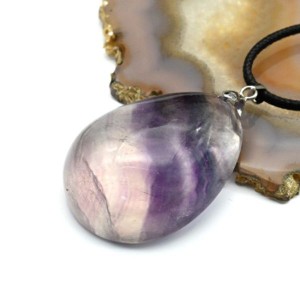 Кулон из флюорита 30*40мм, вес 31г Кулон из флюорита 30*40мм, вес 31г