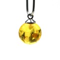 Кулон шарик из янтаря 10мм цв.лимонный (иск.) Кулон шарик из янтаря 10мм цв.лимонный (иск.)