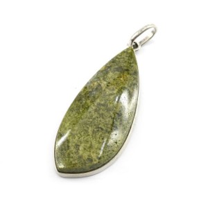 Кулон из везувиана 21*48мм. Кулон из везувиана 21*48мм.