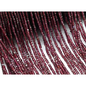Бусины из граната кубик гр.2мм, 39см, 165 бусин Бусины из граната кубик гр.2мм, 39см, 165 бусин