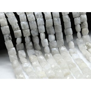 Бусины из лунного камня (Адуляр) квадрат с гранями 10*10мм, 38см, 39 бусин Бусины из лунного камня (Адуляр) квадрат с гранями 10*10мм, 38см, 39 бусин