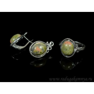Кольцо и серьги с унакитом