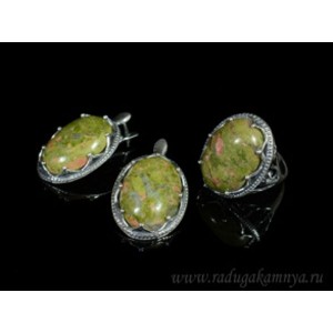 Кольцо и серьги с унакитом