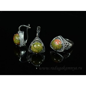 Кольцо и серьги с унакитом