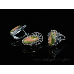 Кольцо и серьги с унакитом