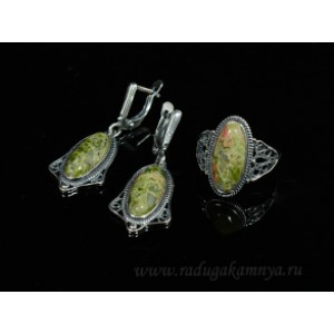 Кольцо и серьги с унакитом