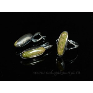 Кольцо и серьги с унакитом