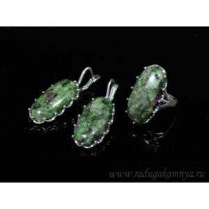 Кольцо и серьги с цоизитом Кольцо и серьги с цоизитом