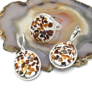 Комплект с янтарём мозаика в посеребрении кольцо, серьги овал 23*26мм, 8,8г Комплект с янтарём мозаика в посеребрении кольцо, серьги овал 23*26мм, 8,8г