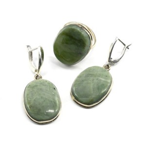 Кольцо и серьги из яшмы уральской