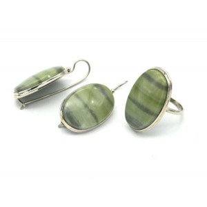 Кольцо и серьги из яшмы уральской